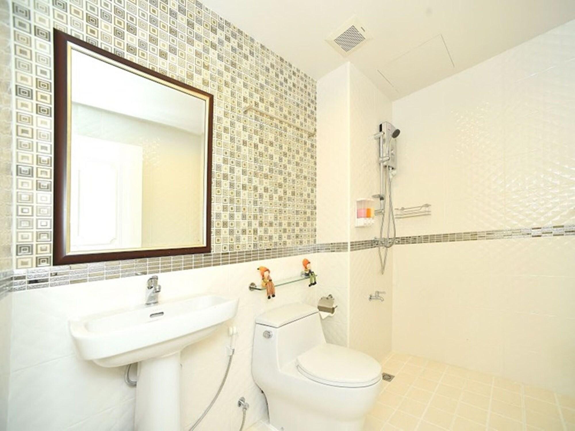 Parvena Hotel Bangkok Exterior photo